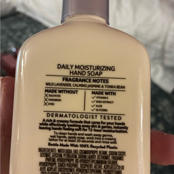 Bath & Body Works Daily Moisturizing Hand Soap - Cream Sweet Lavender (4) - Picture 2 of 3